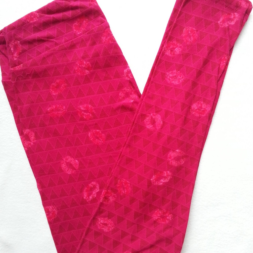 New LuLaRoe Leggings OS Pink Lipstick Kisses